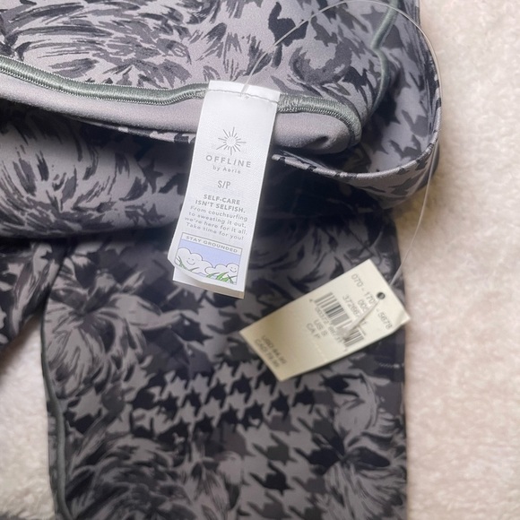 Black Geometric Pattern Leggings with Smooth Texture - Picture 5 of 6